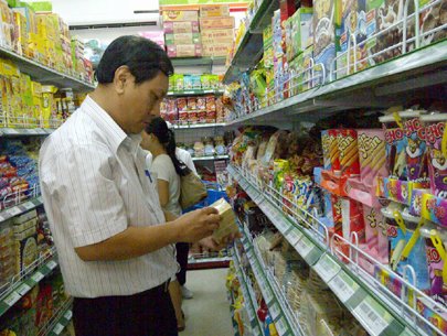 Tin Tức - Bớt ngoại thêm nội, Hàng việt đổi phận trên giá kệ siêu thị